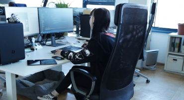 Softwareentwicklerin beim Arbeiten am Computer