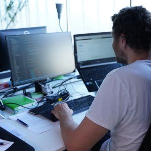 Softwareentwickler an seinem Arbeitsplatz