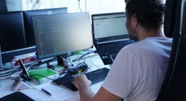 Softwareentwickler an seinem Arbeitsplatz