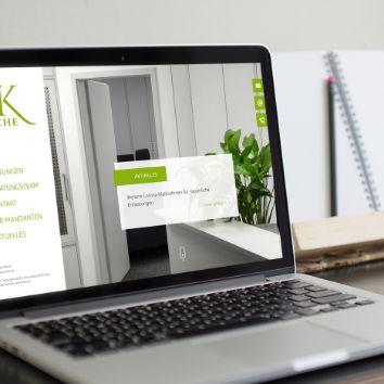 Darstellung der Steuerkanzlei-Esche-Webseite auf einem PC-Bildschirm