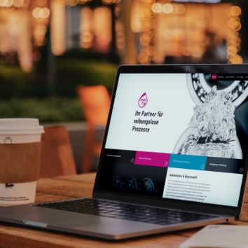 Darstellung der PMM-Oil-Startseite auf einem Laptop-Bildschirm