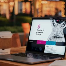 Darstellung der PMM-Oil-Startseite auf einem Laptop-Bildschirm