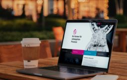 Darstellung der PMM-Oil-Startseite auf einem Laptop-Bildschirm