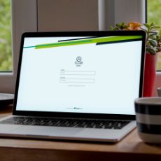 Darstellung des Logins für das Schließsystem auf einem Laptop-Monitor