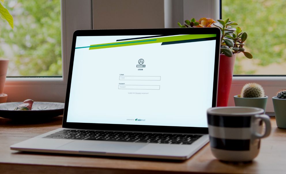 Darstellung des Logins für das Schließsystem auf einem Laptop-Monitor