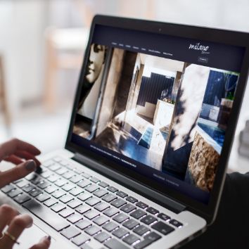 Darstellung der milano-Stone-Startseite auf einem Laptop-Bildschirm