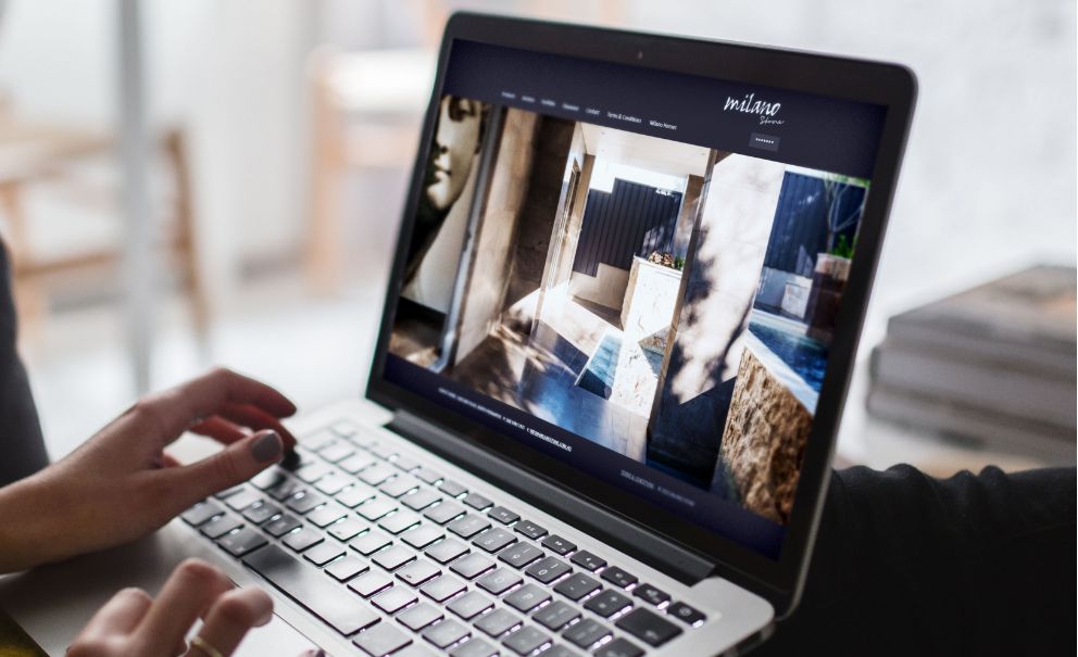 Darstellung der milano-Stone-Startseite auf einem Laptop-Bildschirm