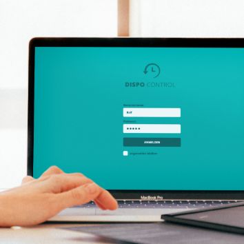 Darstellung des Logins für DispoControl auf einem Laptop-Monitor