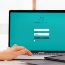 Darstellung des Logins für DispoControl auf einem Laptop-Monitor