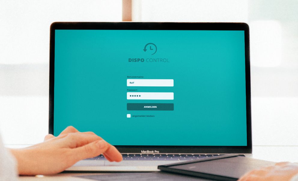 Darstellung des Logins für DispoControl auf einem Laptop-Monitor