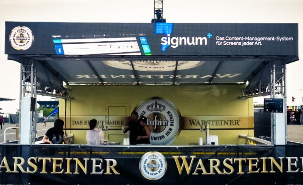 Screen an einer Bühne auf einem Festival, der über signum+ mit Inhalten bespielt wird