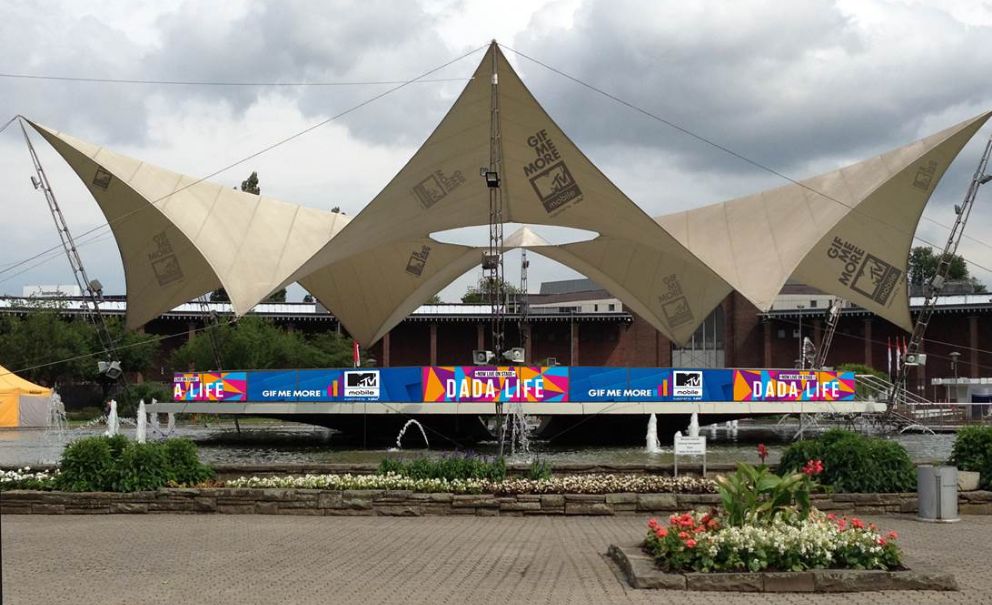 Screen an einem Bierwagen bei einem Festival, der über signum+ mit Inhalten bespielt wird