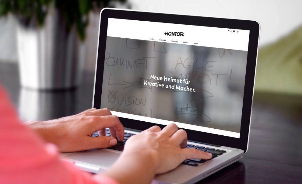 Darstellung der Kontor-Startseite auf einem Laptop-Monitor