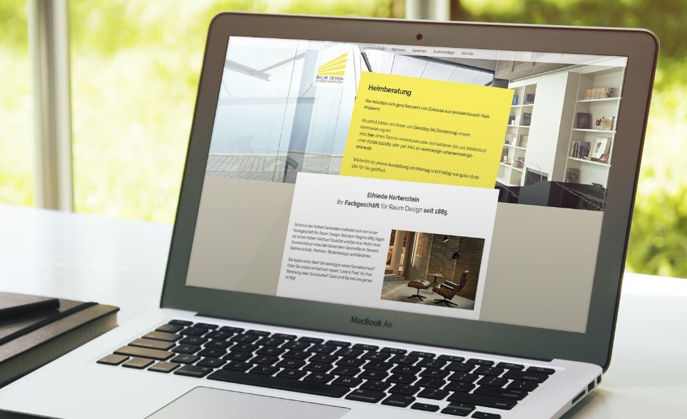 Darstellung der Raumdesign-Elfriede-Hartenstein-Startseite auf einem Laptop-Bildschirm