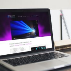 Darstellung der beamerlasershow-Webseite auf einem Laptop-Bildschirm