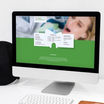 Darstellung der Anja-Neumann-Zahnarztpraxis-Startseite auf einem PC-Bildschirm